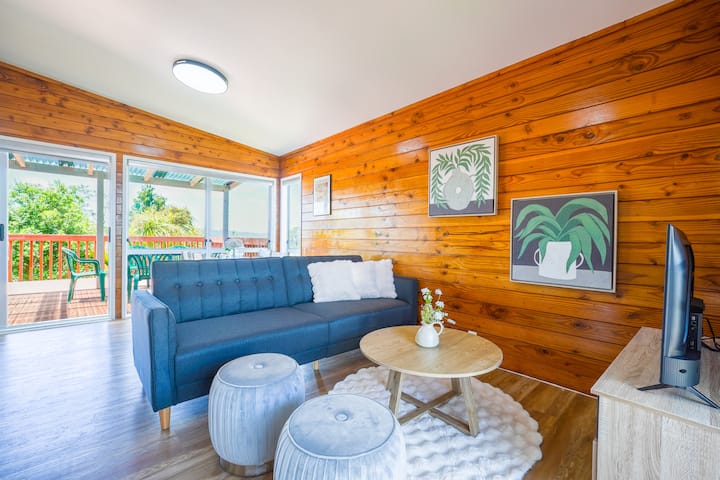 Spacious 2-bedroom With Stunning Balcony Views - Whangārei