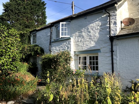 Briar fishermans Cottage and garden by the coast