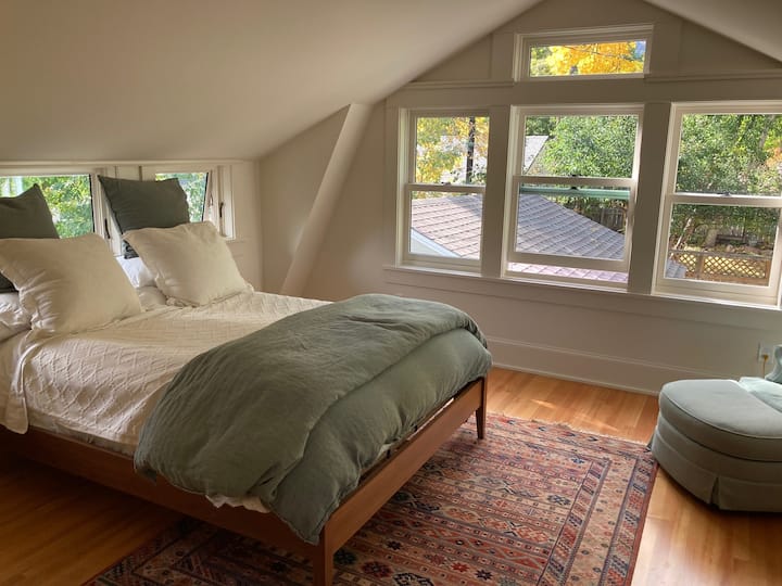 סוויטת חדר שינה ראשית עם מיטת קווין סייז