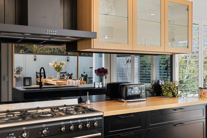 Hamptons Hughes, Beach, Gas Heated Pool, Sorrento gallery image 5