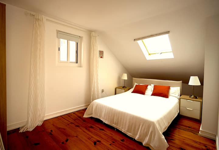 Acogedor y espacioso dormitorio doble con el armario.