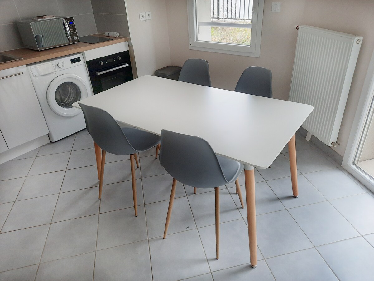 Airbnb performant: Le 18 – 2-person apartment, with terrace à La Maladière