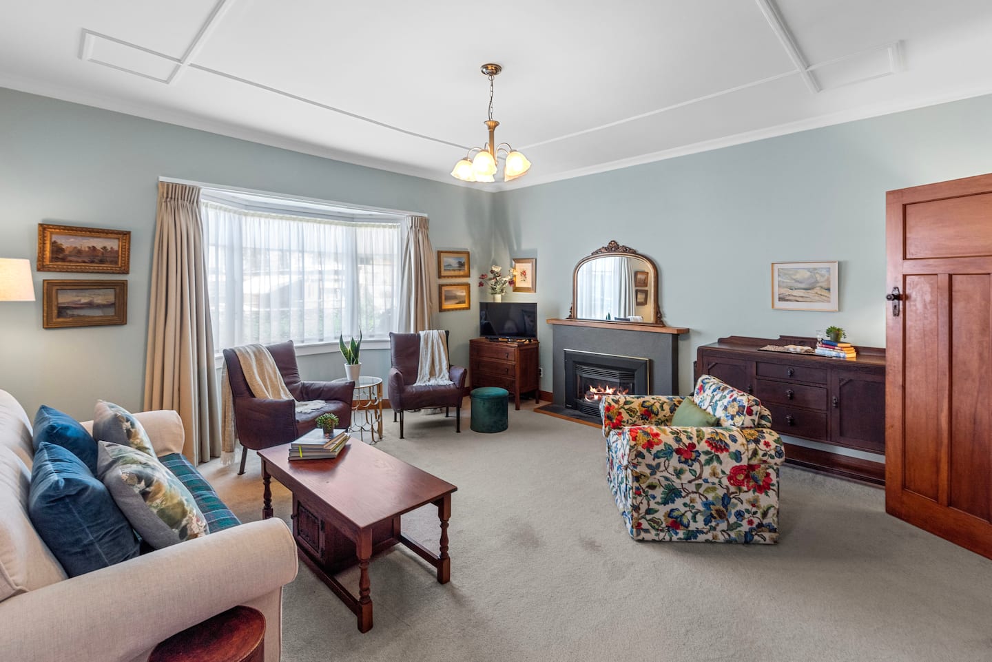 Graceful Character Cottage In The Leafy Avenues 2