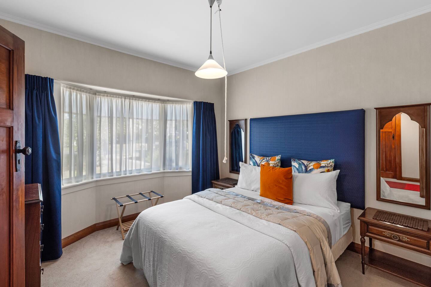 Graceful Character Cottage In The Leafy Avenues 5
