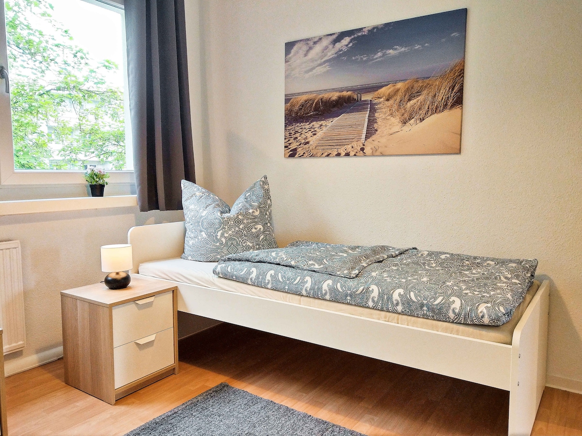 Udobna spavaća soba s krevetom za jednu osobu