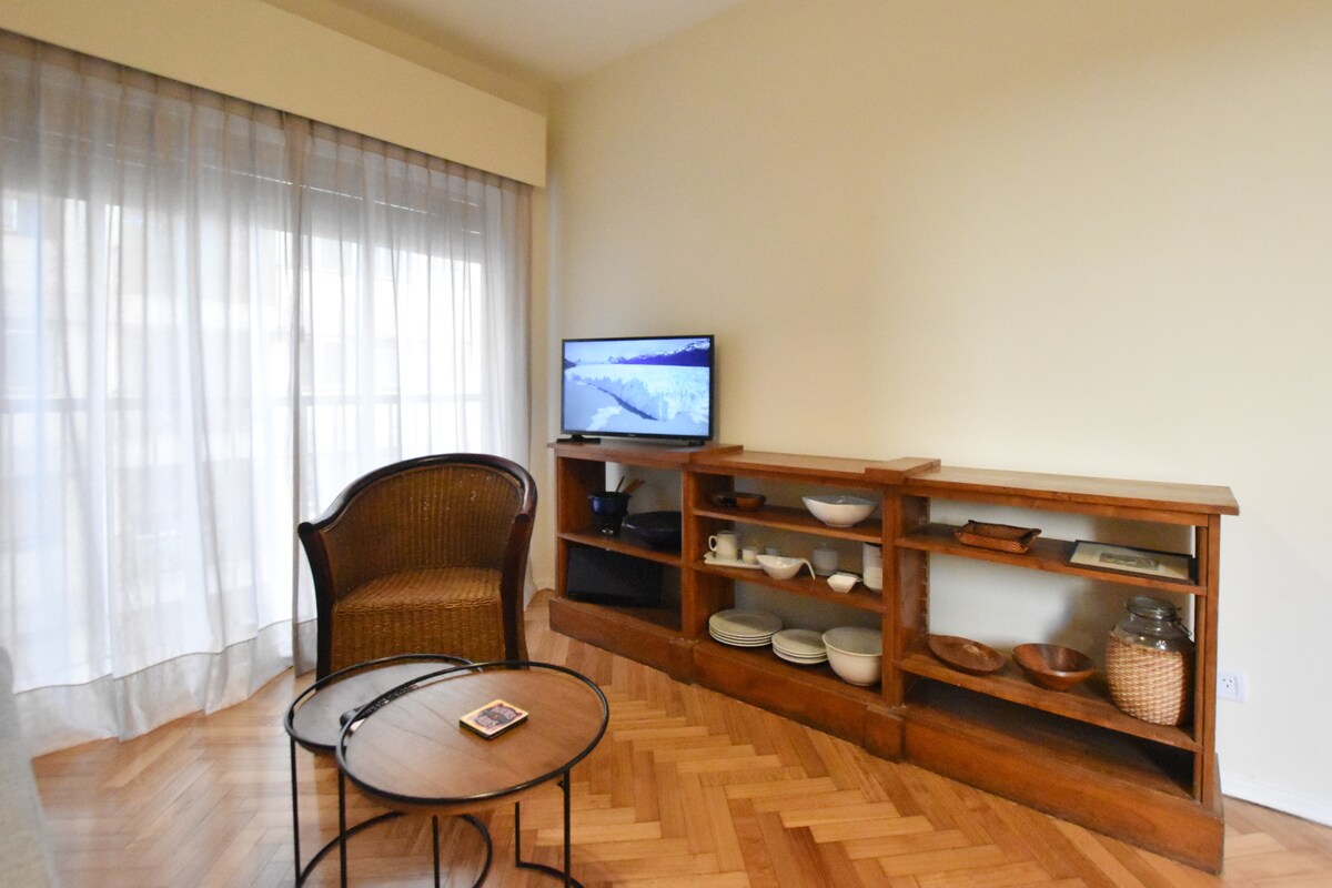 סלון נעים עם כלי שולחן חדשים ומלאים. פונדו זמין לשימושכם. טלוויזיה חכמה