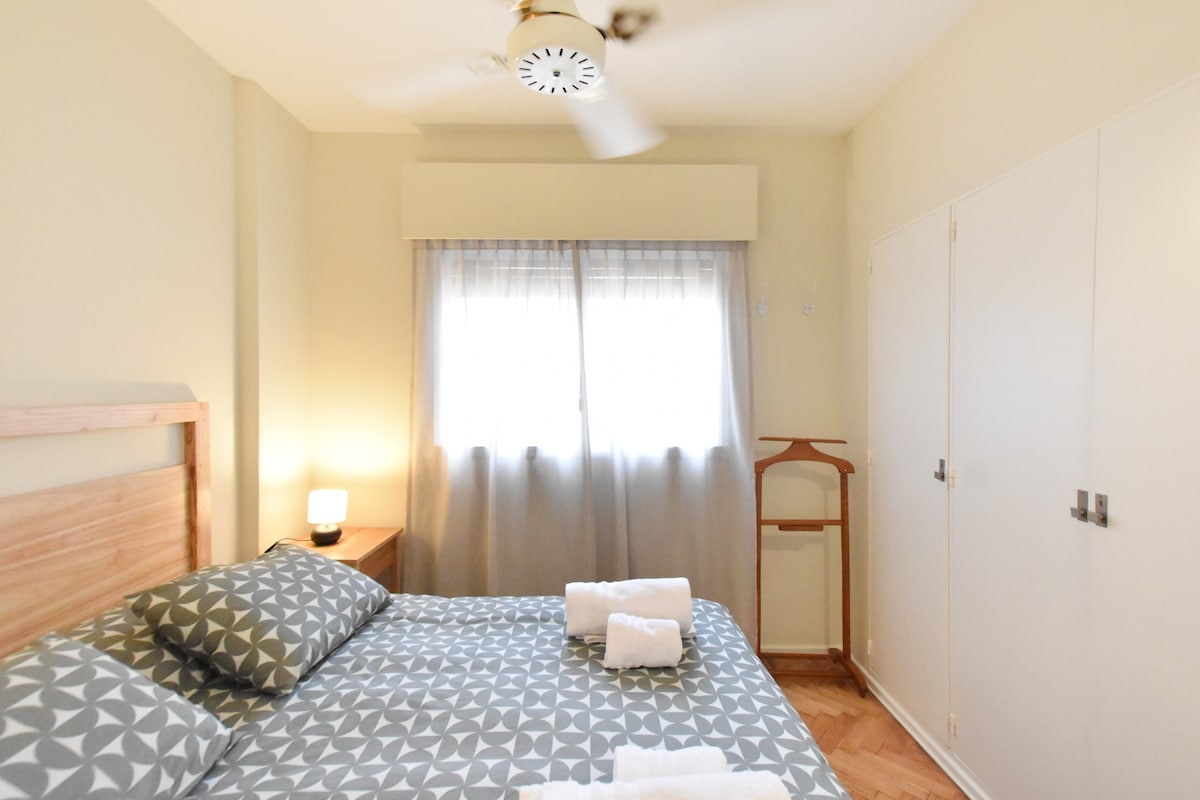 חדר שינה עם מלון חדש ולבן. נוחות. מיטה 150 x 190. שטח אחסון. מאוורר תקרה.