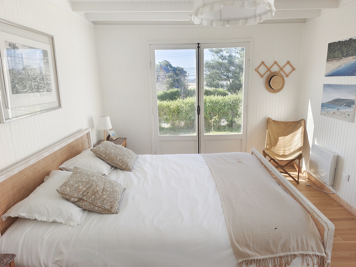 Главна стая с изход към терасата 