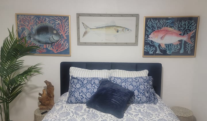 Chumba cha kulala kilicho na kitanda cha ukubwa wa malkia.