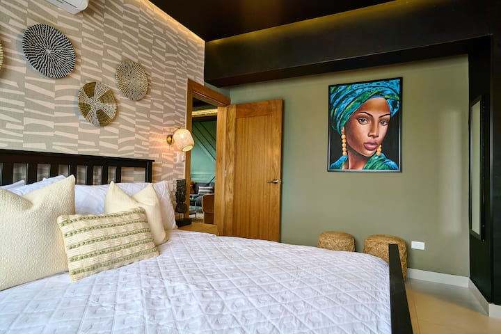 Chumba cha kulala cha 2 cha kupendeza kina kitanda cha kifahari cha ukubwa wa Malkia, godoro la kifahari, AC, Feni ya Dari, Mapazia ya Black-out, taa za Mazingira, kabati lenye nafasi kubwa, Televisheni mahiri, dawati, mandhari nzuri ya jiji na bafu la kifahari lenye bafu la mvua.