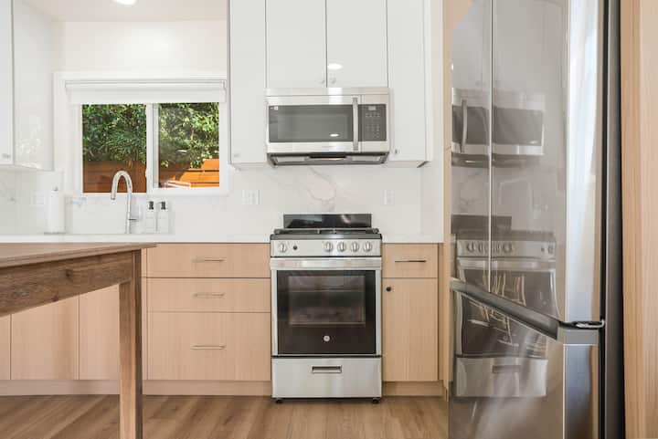 Modern Oasis: Chic Studio In Heart Of Sherman Oaks - Los Angeles, CA
