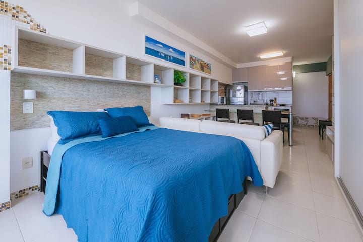 Chumba cha kulala kilichojumuishwa chenye kitanda cha watu wawili, kiyoyozi, eneo la kuhifadhi nguo, mashuka, mablanketi na mito ya ziada.