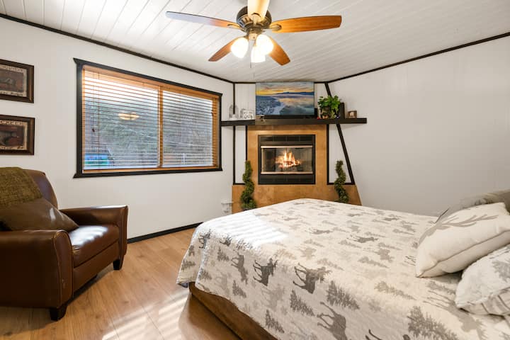 Მთავარი საძინებელი დიდი საწოლით და ორადგილიანი საწოლით. Pac 'N' Play თეთრეულით.