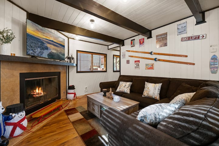 Მყუდრო მისაღები ოთახი - არ დაგავიწყდეთ 3 სათამაშოების „პოვნა“!
Დივნის უკან დედოფლის ზომის გასაშლელი დივანი და სიმინდის ხვრელია.