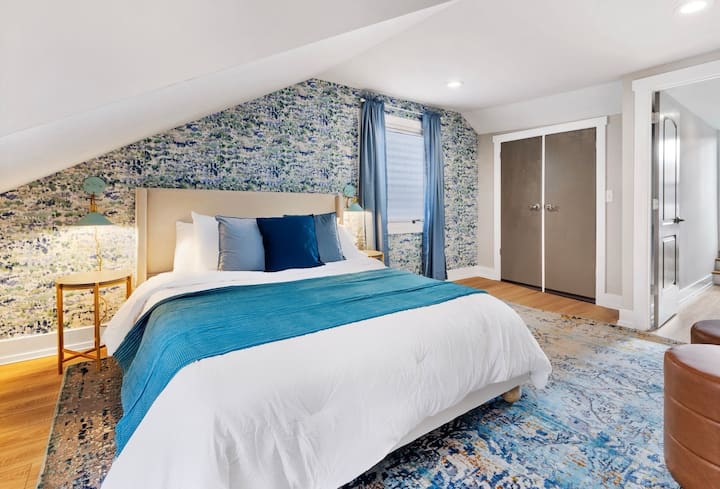 Gundua starehe katika chumba chetu cha kulala cha pili, kilicho na kitanda chenye starehe, kinachofaa kwa usiku wa kupumzika.