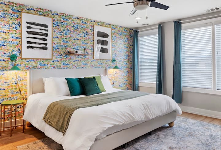 Ondoka kwa starehe katika chumba chetu cha kulala chenye utulivu, kikiwa na kitanda aina ya plush king na feni ya dari laini ili kuhakikisha usingizi wa usiku wenye utulivu.