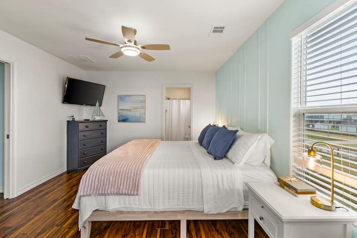 מיטת קינג סייז נוחה עם כיסוי למזרן. חדר רחצה צמוד