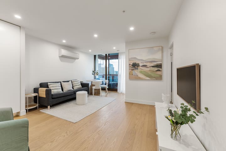 Stylish Elizabeth St 3BR Apartment With Views