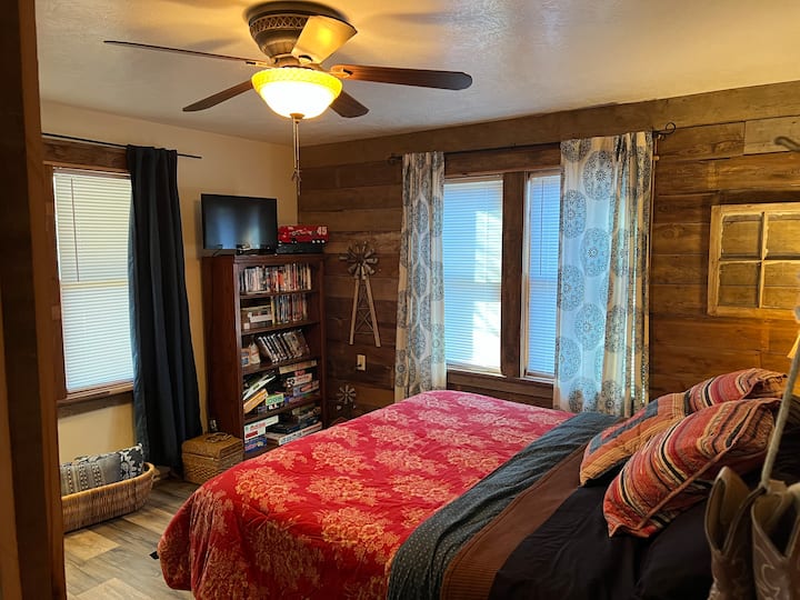 Ова е една од нашите „најудобни“ соби во куќата, топла во зима и ладна во лето. Едно од моите омилени места каде што можете да се скриете за да дремнете. Во него се наоѓаат некои од омилените стари филмови кои сѐ уште се на VHS и неколку ДВД-а кои сѐ уште успеваат да функционираат.