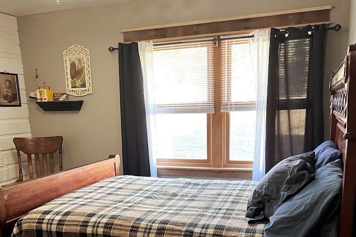 Спална соба бр. 3 може да се пофали со антички двоен кревет. Рокер во задниот дел е постар од 100 години. Удобна постелнина, добар сон е на добар пат. Двојниот прозорец на сликата е свртен кон север, овозможува доволно светлина без, но не го попречува вашиот сон. 