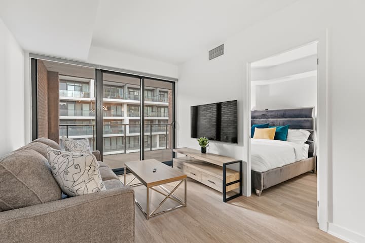 Stylish 2Bed & 2Bath Condo steps from Eaton Centre