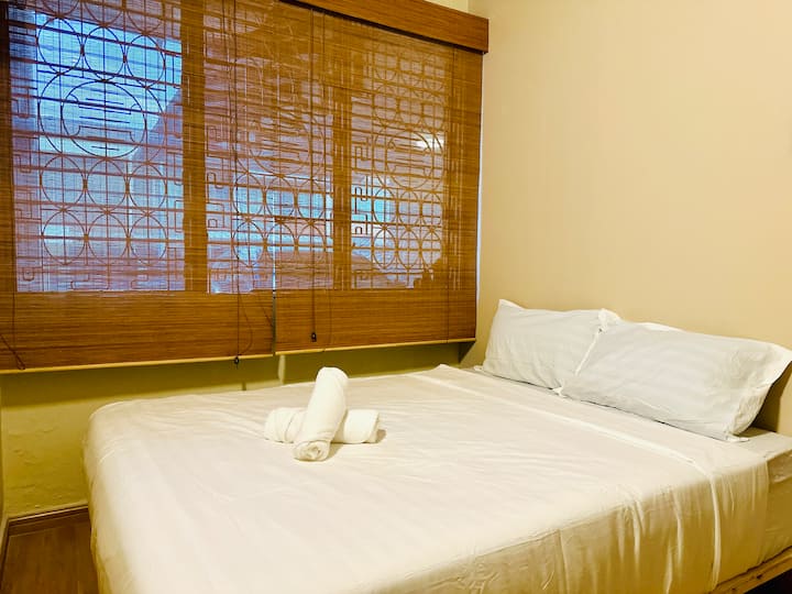 Dhoma e parë e gjumit në katin përdhes 
1 krevat dopio "queen" 

Tualet në katin përdhes 1