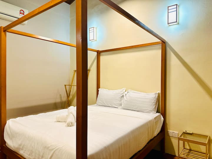 Kati 2 - dhoma e tretë e gjumit (banjë e bashkangjitur) 
- 1 krevat dopio "queen" 
- aircon 
- ventilatorë 