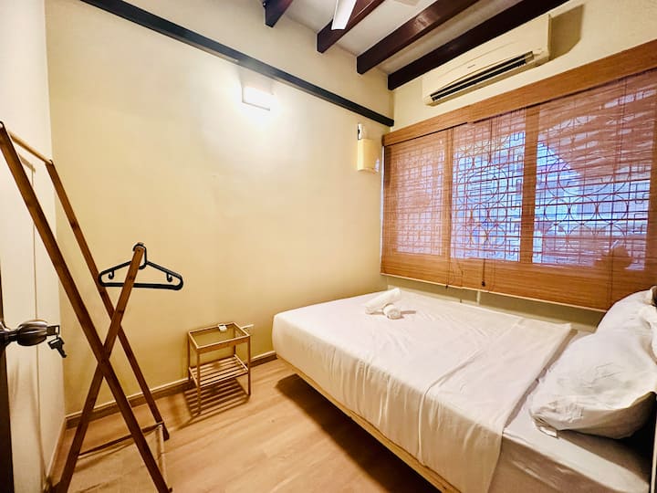 Dhoma e parë e gjumit në katin përdhes 
1 krevat dopio "queen" 

Tualet në katin përdhes 1