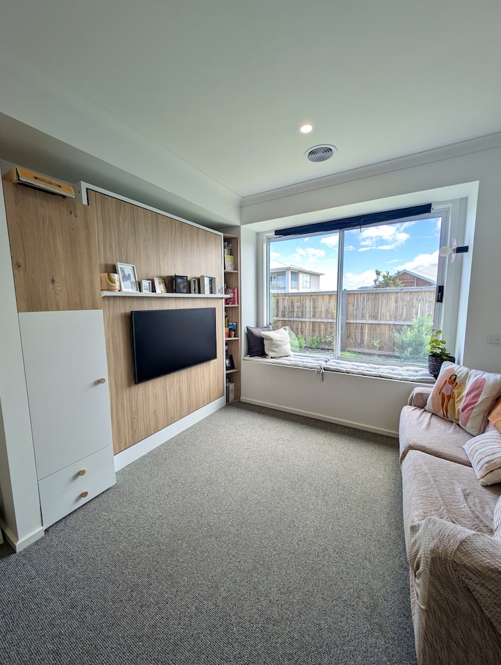 Kaa na upumzike katika sebule ya 2 ukiwa na Televisheni mahiri ya Samsung. Kiti cha dirisha ni kizuri kuanza tena na kitabu kizuri.