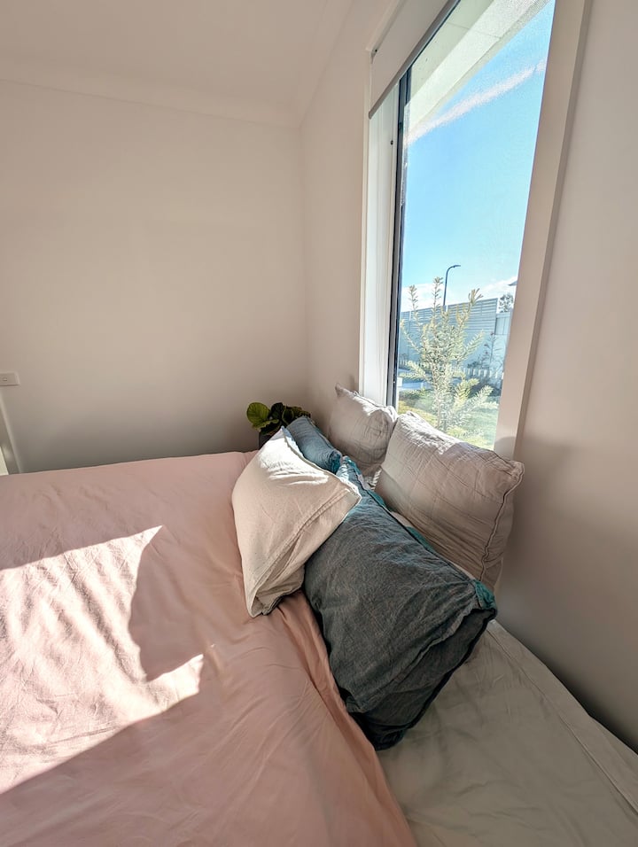 Vyumba vya kulala vinaelekea kwenye bustani kwa ajili ya usingizi wa utulivu na amani