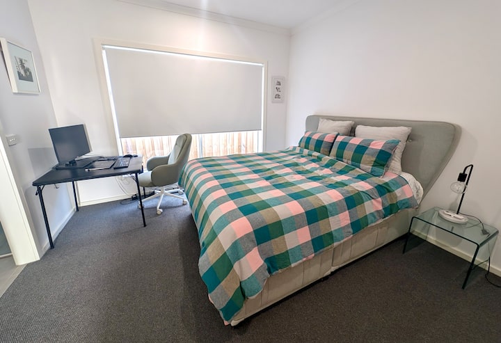 Chumba cha kulala kikuu kina bafu zuri la ndani