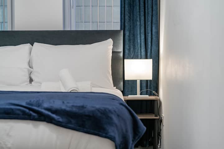 Დახვეწილი და თანამედროვე საძინებელი სასტუმროს კომფორტული მატრასით