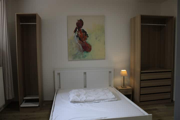 Moderná spálňa s viacerými úložnými priestormi 