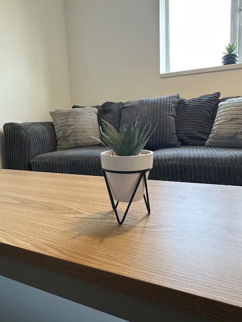 Top Airbnb: Comfy 1 BR Apartment | Sleeps 2 with Free Parking! in St. Helens