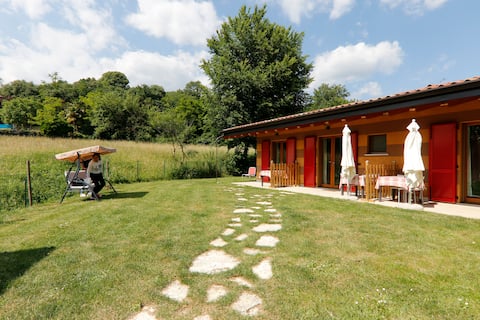 Farmhouse at the edge of the lake!
Raspberry Room