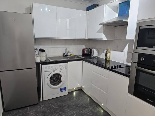 Lovely 4 Bedrooms in London gallery image 4