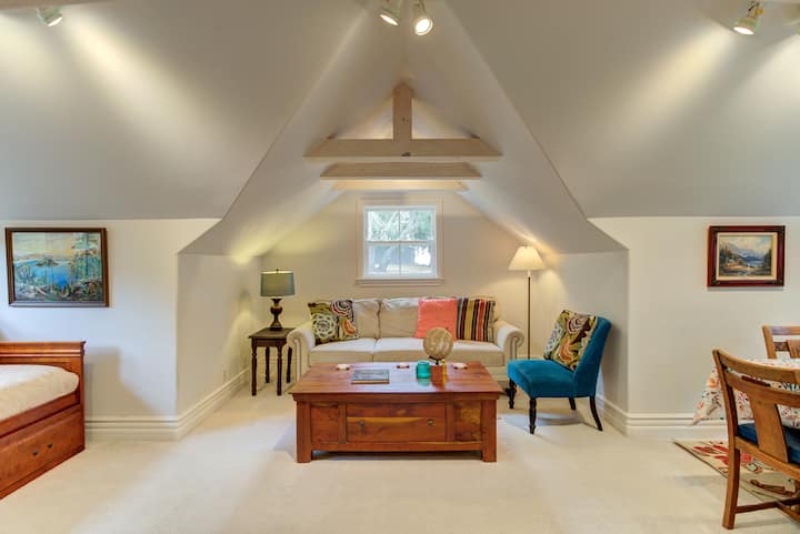 La sala de estar de arriba incluye un sofá cama tamaño queen.  