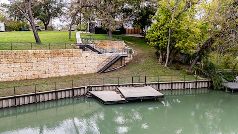 Top performing Airbnb: River Front, Huge Deck, Fire Pit, Paddle Boards in Seguin