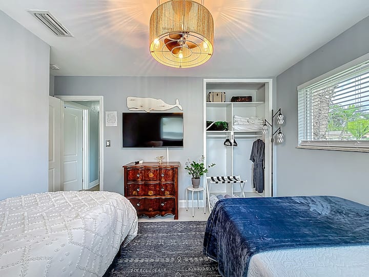 شاهد برامجك المفضلة على التلفزيون الذكي بشاشة مسطحة وأنت مستريح على مراتبنا المريحة الفاخرة المصنوعة من الإسفنج الميموري فوم، مما يضمن نهاية مثالية لكل يوم من إقامتك.