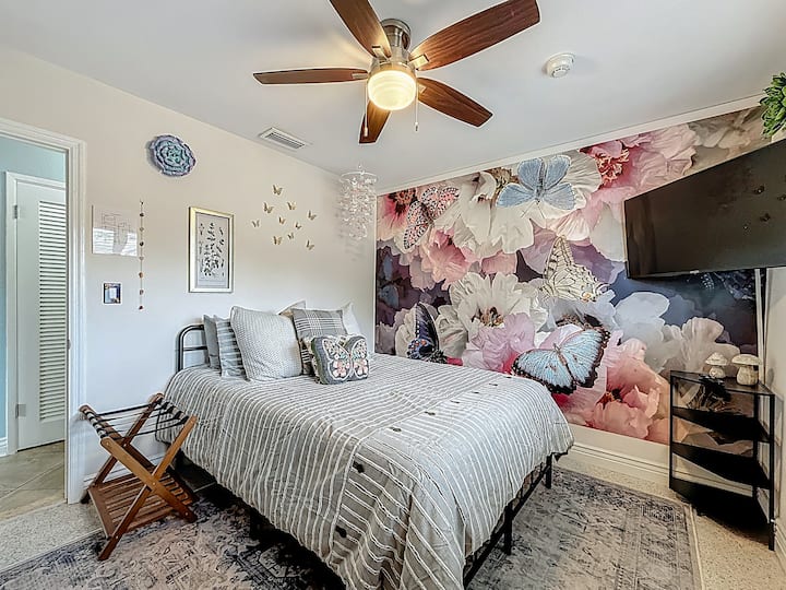 استمتع بالنوم في غرفتنا التي تضم سريرًا بحجم كوين، وتتميز بجدارية مذهلة على شكل فراشة ومرتبة رغوية داعمة. استرخ واستمتع بعروضك المفضلة على التلفزيون الذكي بشاشة مسطحة للاستمتاع بعطلة هادئة حقًا.