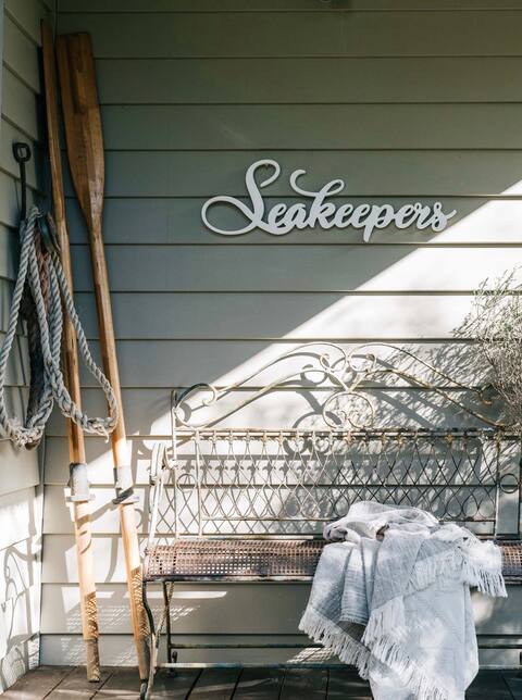 SEAKEEPERS, just minutes to the edge of the sea.