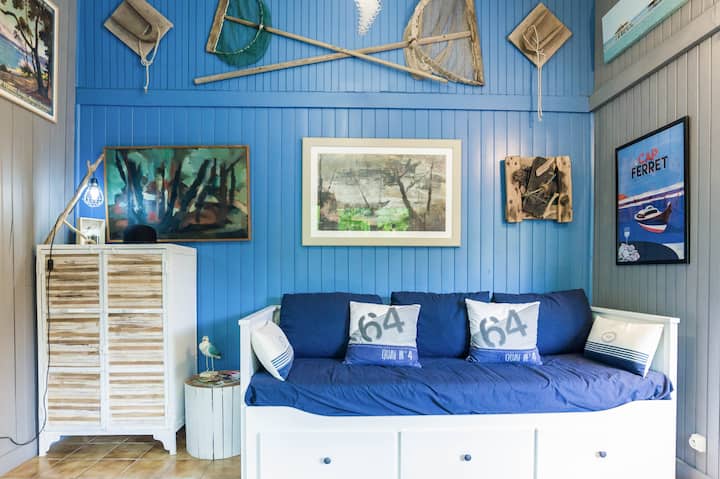 Priestranná obývacia izba s rozkladacou pohovkou veľkosti King 160 x 200 cm.