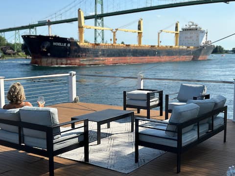 Modern Riverfront Stunning Views