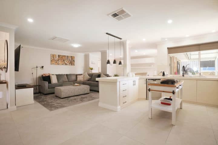Golden Hour Retreat - Sleeps 10 Guests - Joondalup