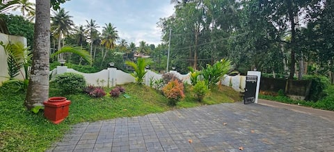 Pondside Haven. A Red Villa in Lush Garden Oasis.