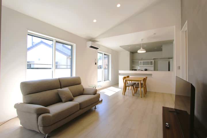 New 2-Story Home, Free Parking, 2 Min to Station!