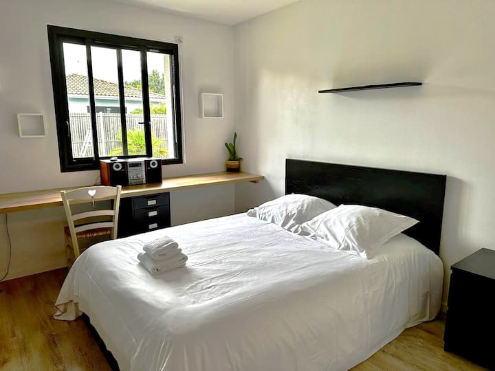 Ოთახი ორადგილიანი საწოლით