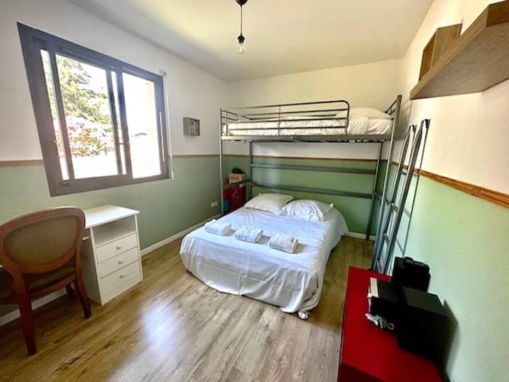 Საძინებელი ორადგილიანი გასაშლელი დივნითა და ერთადგილიანი ანტრესოლით 90 სმ