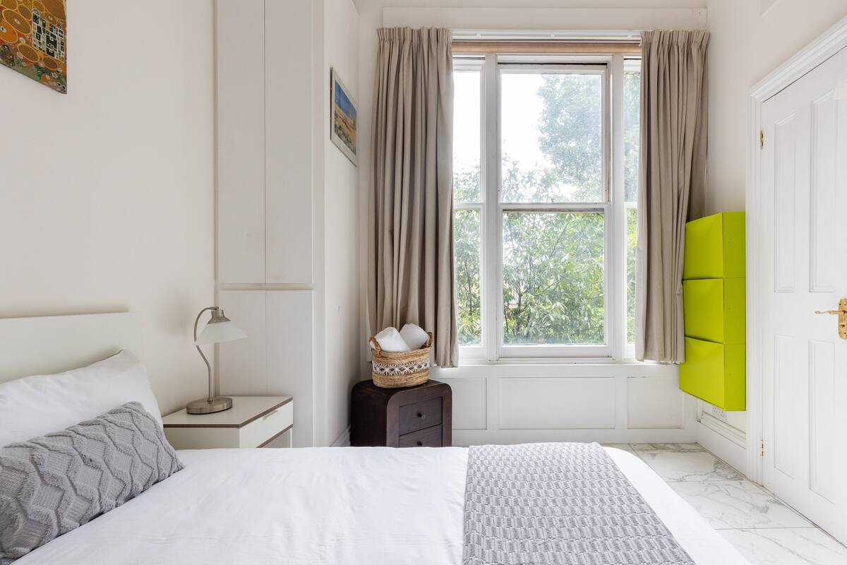 חדר שינה צמוד עם מיטה זוגית