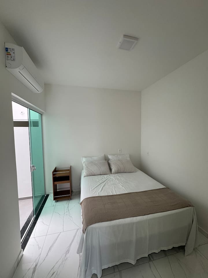 חדר שינה עם מיטת קווין סייז, ארון, מיזוג אוויר ווילונות האפלה.